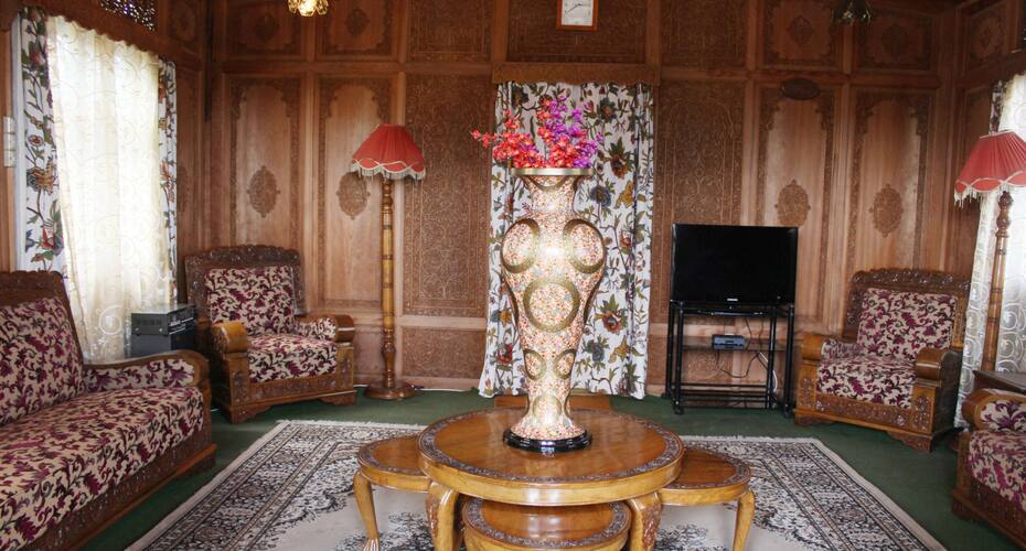 Mughal - E - Azam Houseboat, Srinagar 3